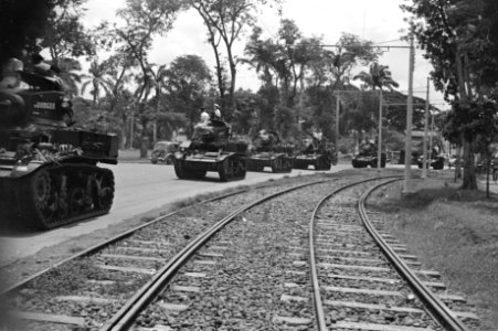 Tanks en trucks met de Nederlandse vlag, Bestanddeelnr 151-2-1