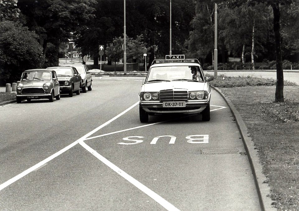 Taxi's zouden gebruik willen maken van de vrije busbanen z.n.h. westen. Aangekocht in 1980 van United Photos de Boer bv. - Negatiefnummer 18134 K 4. - Gepubliceerd in het Haarlems Dagblad van 30.01.19
