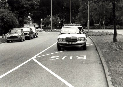 Taxi's zouden gebruik willen maken van de vrije busbanen z.n.h. westen. Aangekocht in 1980 van United Photos de Boer bv. - Negatiefnummer 18134 K 4. - Gepubliceerd in het Haarlems Dagblad van 30.01.19
