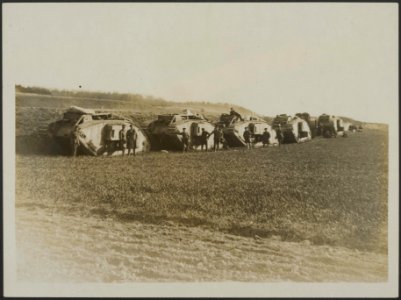 Tanks waiting for orders., Bestanddeelnr 158-2004