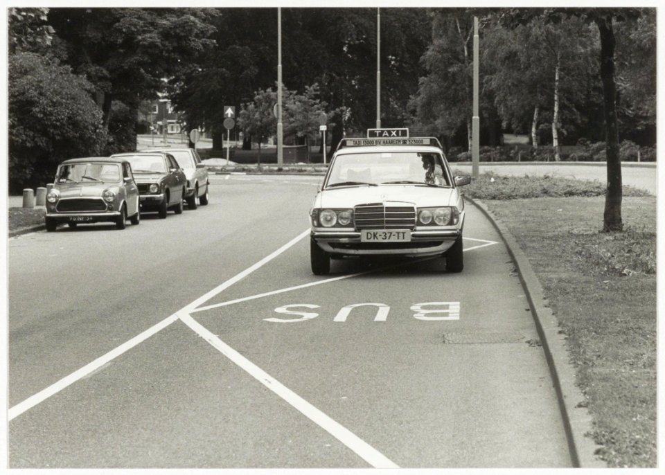 Taxi's die gebruik willen maken van de vrije busbanen,, NL-HlmNHA 54010433