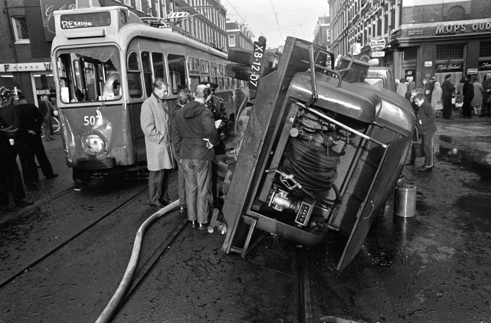 Tankwagen tegen tramlijn 10 in Amsterdam. Hoek van van Limburg Stirumstraat-van , Bestanddeelnr 920-0512