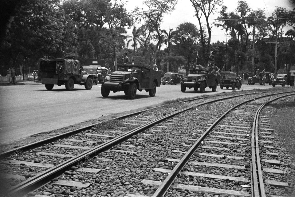 Tanks en trucks met de Nederlandse vlag, Bestanddeelnr 151-2-3