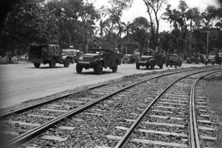 Tanks en trucks met de Nederlandse vlag, Bestanddeelnr 151-2-3