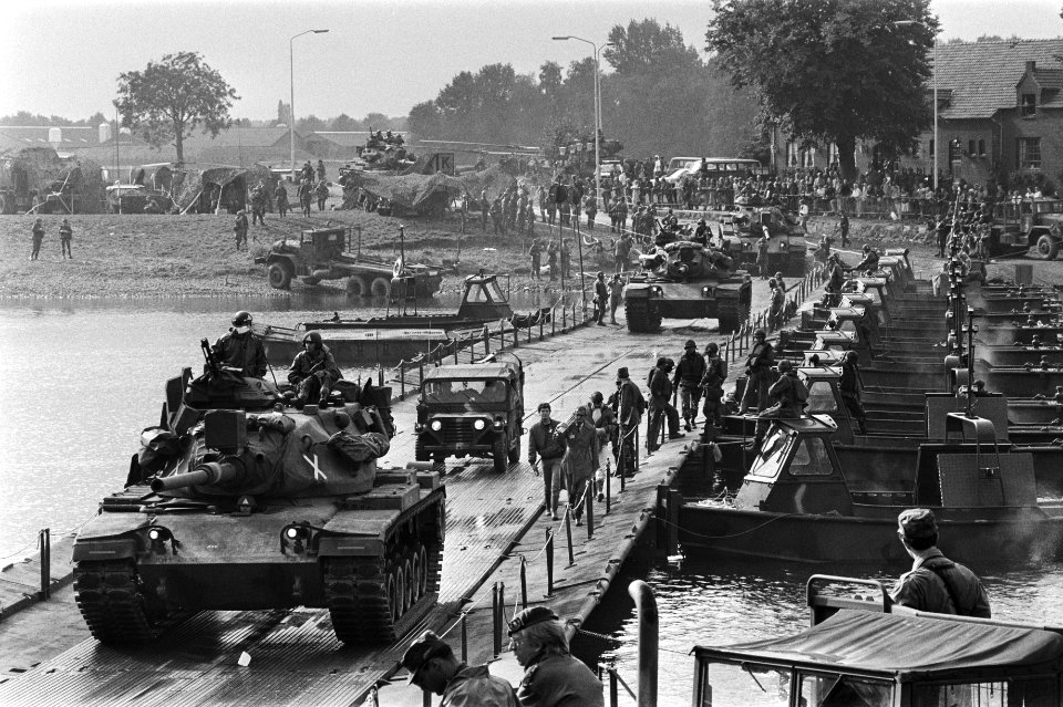 Tanks en bemanning gaan over de pontonbrug bij Well in Limburg, Bestanddeelnr 932-7051