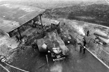 Tankwagen met LPG ontploft bij Nijmegen overzicht ravage met links uitgebrand b, Bestanddeelnr 930-0519