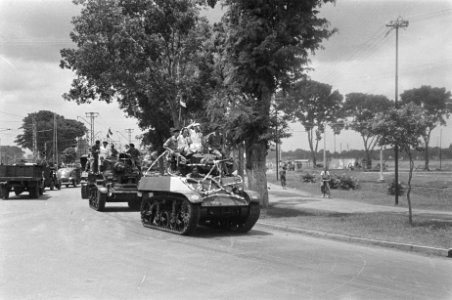 Tanks en trucks met de Nederlandse vlag, Bestanddeelnr 151-3-1