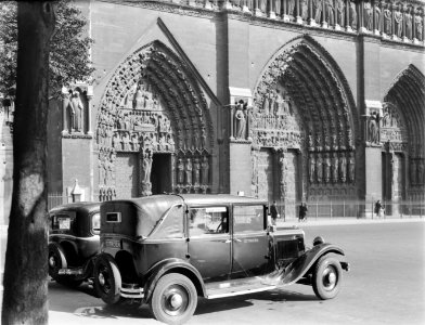Taxi's voor een van de gotische toegangspoorten van de Notre Dame te Parijs, Bestanddeelnr 190-0731