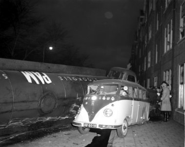 Tankwagen met 20 ton olie omgekanteld in de Tasmanstraat van de PAM, Bestanddeelnr 916-0150