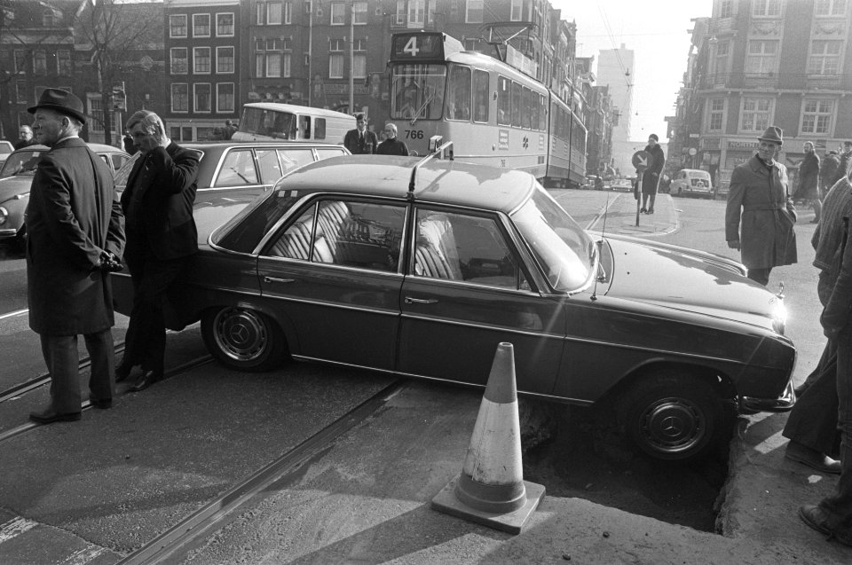 Taxi met voorwiel in gat in Amsterdamse Utrechtsestraat, Bestanddeelnr 928-4211
