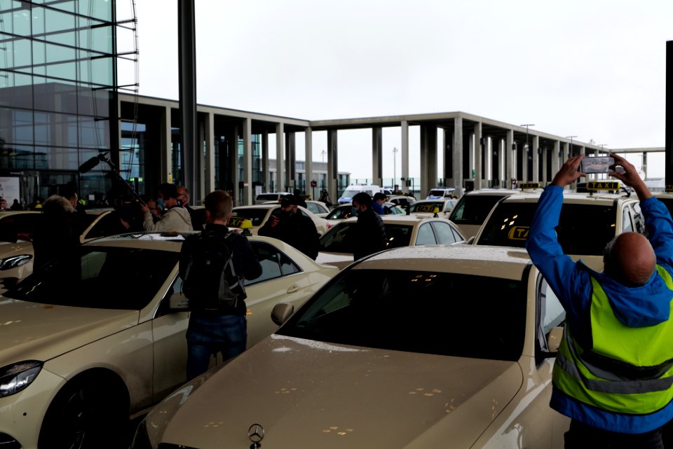 Taxi protest at BER opening 2020-10-31 01