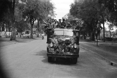 Tanks en trucks met de Nederlandse vlag, Bestanddeelnr 151-2-5