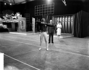 Televisietoto vanuit Expohal te Hilversum, Klaas Boot aan het boogschieten, Bestanddeelnr 911-9525