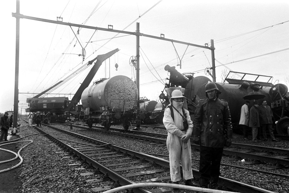Tankwagon wordt met hijskraan op de rails gezet, Bestanddeelnr 923-4815