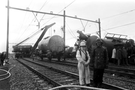 Tankwagon wordt met hijskraan op de rails gezet, Bestanddeelnr 923-4815