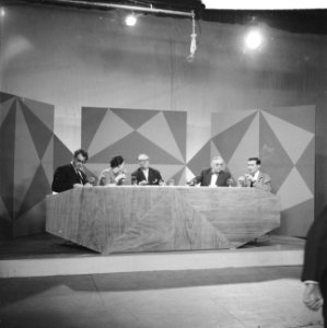 Televisieuitzending Hou je aan je woord, v.l.n.r. Godfried Bomans, H. Haase, K, Bestanddeelnr 912-1120