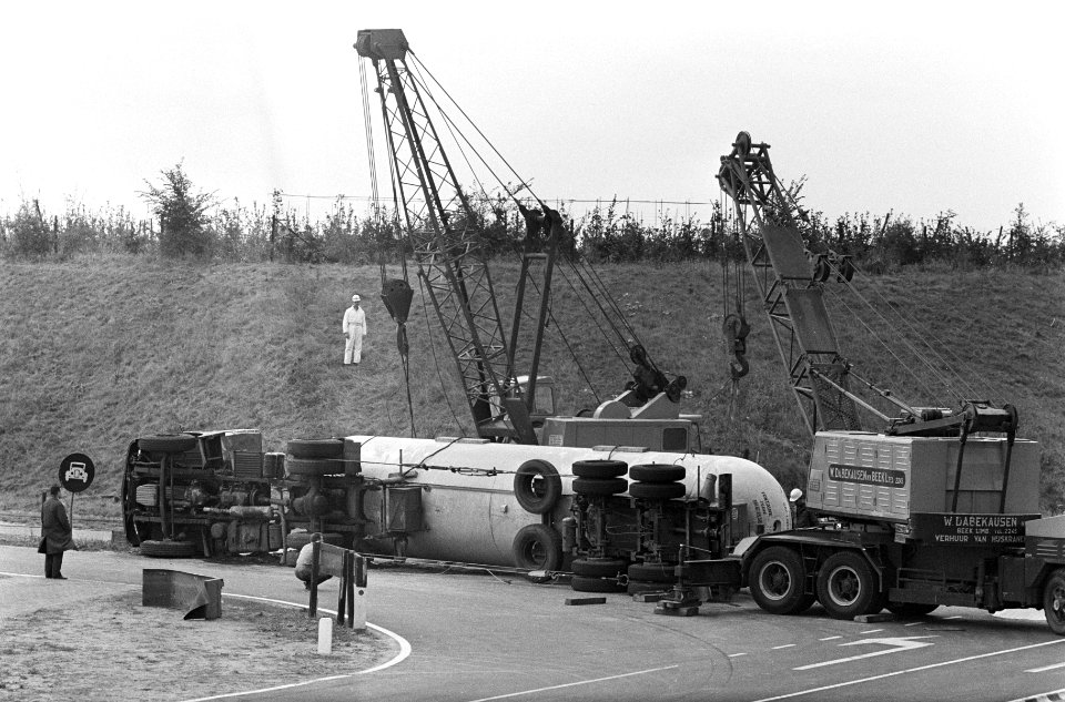 Tankwagen te Beek (Limburg) op zijn wielen gezet. Hier nog op zijn kant tijdens , Bestanddeelnr 920-6786