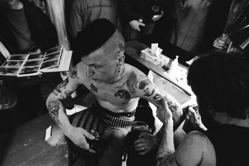 Tattoo Convention bijeenkomst getatoeeerden in Paradiso Amsterdam jongen word, Bestanddeelnr 932-8871