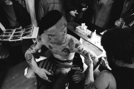 Tattoo Convention bijeenkomst getatoeeerden in Paradiso Amsterdam jongen word, Bestanddeelnr 932-8871