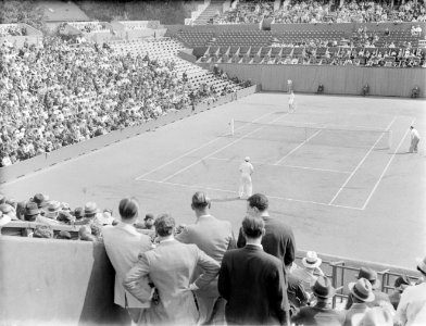Tenniswedstrijd Frankrijk-Engeland op Roland Garros, Boussus tegen Perry, Bestanddeelnr 190-0745 photo