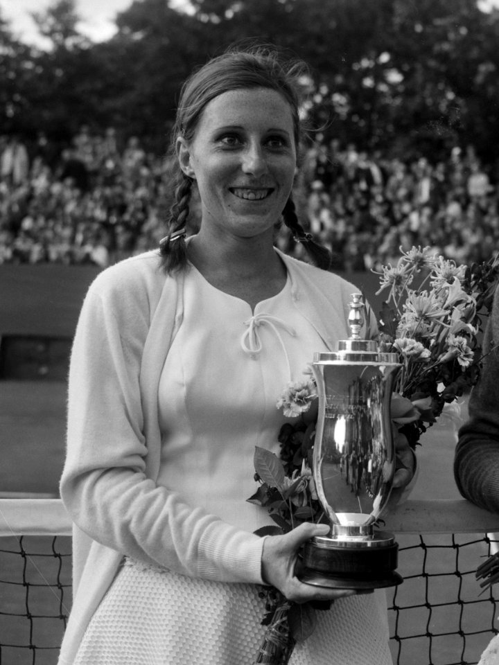 Tennis at Hilversum, ladies singles miss F. Durr (France) with trophy