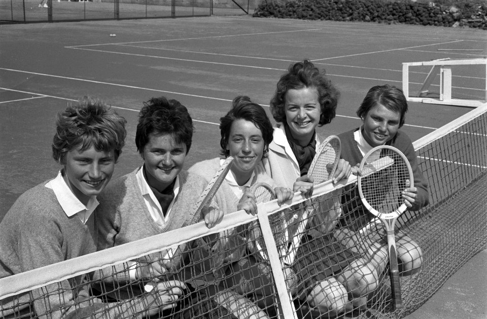Tenniskampioenschappen van Nederland de damesjeugd v.l.n. T. Groenman , E. Spruy, Bestanddeelnr 914-2085