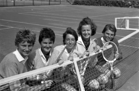 Tenniskampioenschappen van Nederland de damesjeugd v.l.n. T. Groenman , E. Spruy, Bestanddeelnr 914-2085