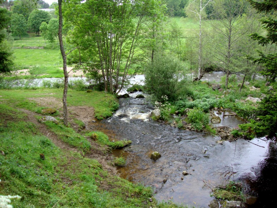 Tence (Haute-Loire, Fr) le Trifoulou affluent dans le Le Lignon (au fond)