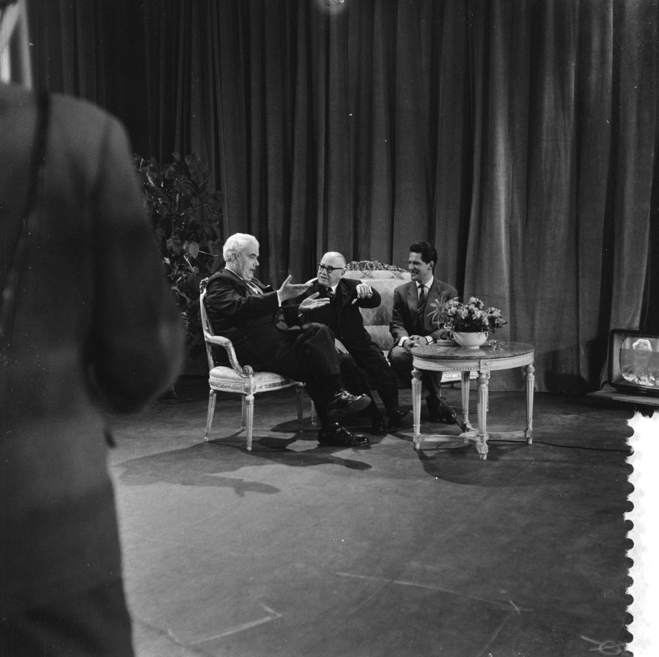 Televisieuitzending Alles gaat naar wens, v.l.n.r. Dimitri Frenkel Frank , Mr., Bestanddeelnr 910-1409