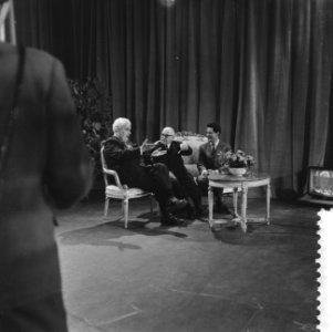 Televisieuitzending Alles gaat naar wens, v.l.n.r. Dimitri Frenkel Frank , Mr., Bestanddeelnr 910-1409