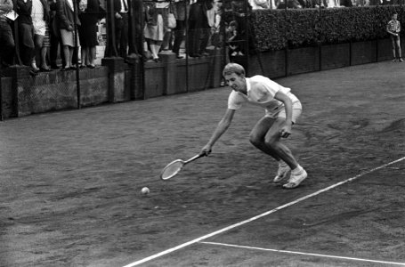 Tennistoernooi in Hilversum, de Nederlander Evert Schneid in actie, Bestanddeelnr 917-9783