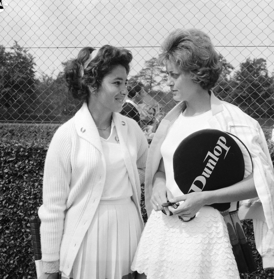 Tenniskampioenschappen te Hilversum het dames-dubbel mejuffrouw M Garson en mev, Bestanddeelnr 914-1571