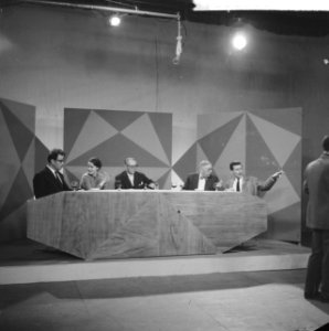 Televisieuitzending Hou je aan je woord, v.l.n.r. Godfried Bomans, H. Haase, K, Bestanddeelnr 912-1121