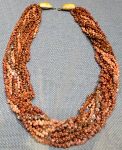 Ten strand lei kahelelani, Bishop Museum, accession 2000.007.001