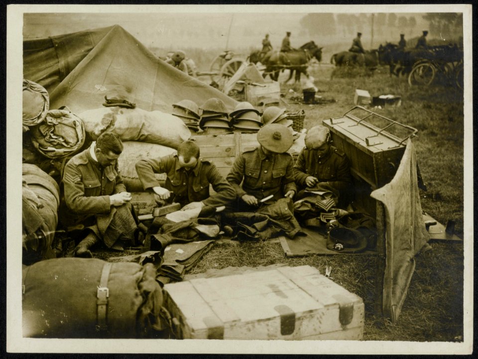 Tailors making and repairing clothes behind the line, Bestanddeelnr 158-0163
