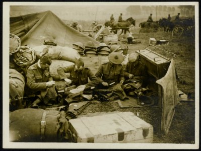 Tailors making and repairing clothes behind the line, Bestanddeelnr 158-0163