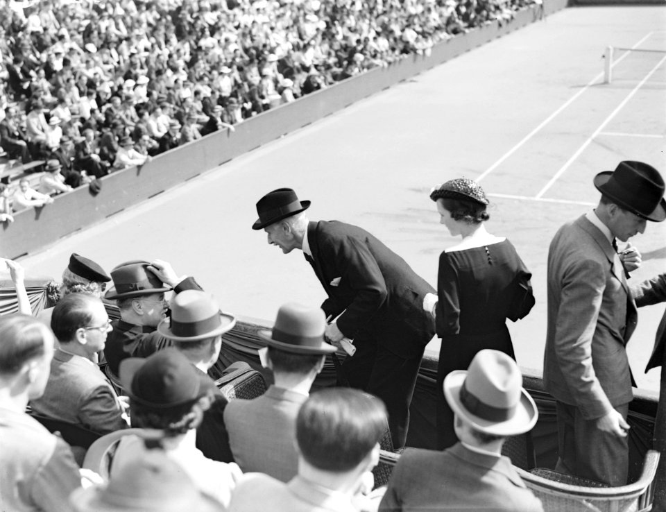 Tenniswedstrijd Frankrijk-Engeland op Roland Garros, Engelse ambassadeur zoekt z, Bestanddeelnr 190-0747