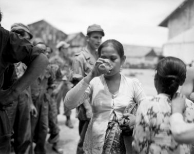 Tandjong Priok. Ook de baboe's drinken een glas, Bestanddeelnr 10411