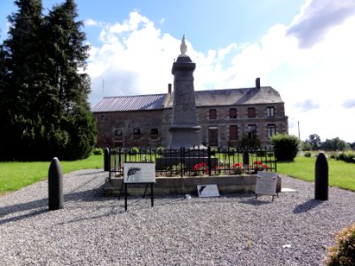 Taisnières-en-Thiérache (Nord, Fr) monument aux morts