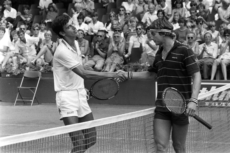 Tennis, melkhuisje Eric Wilborts (r) feliciteert Argentijn Carlos Castellan (l), Bestanddeelnr 932-2519
