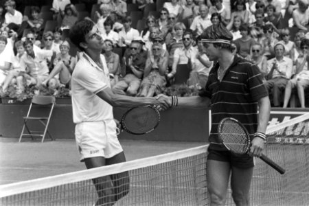 Tennis, melkhuisje Eric Wilborts (r) feliciteert Argentijn Carlos Castellan (l), Bestanddeelnr 932-2519