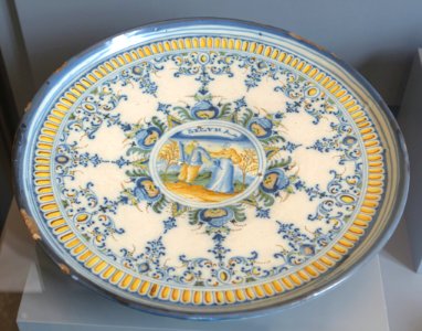 Talavera salvilla (fruit tray), ceramic - Museo Nacional de Artes Decorativas - Madrid, Spain - DSC08134