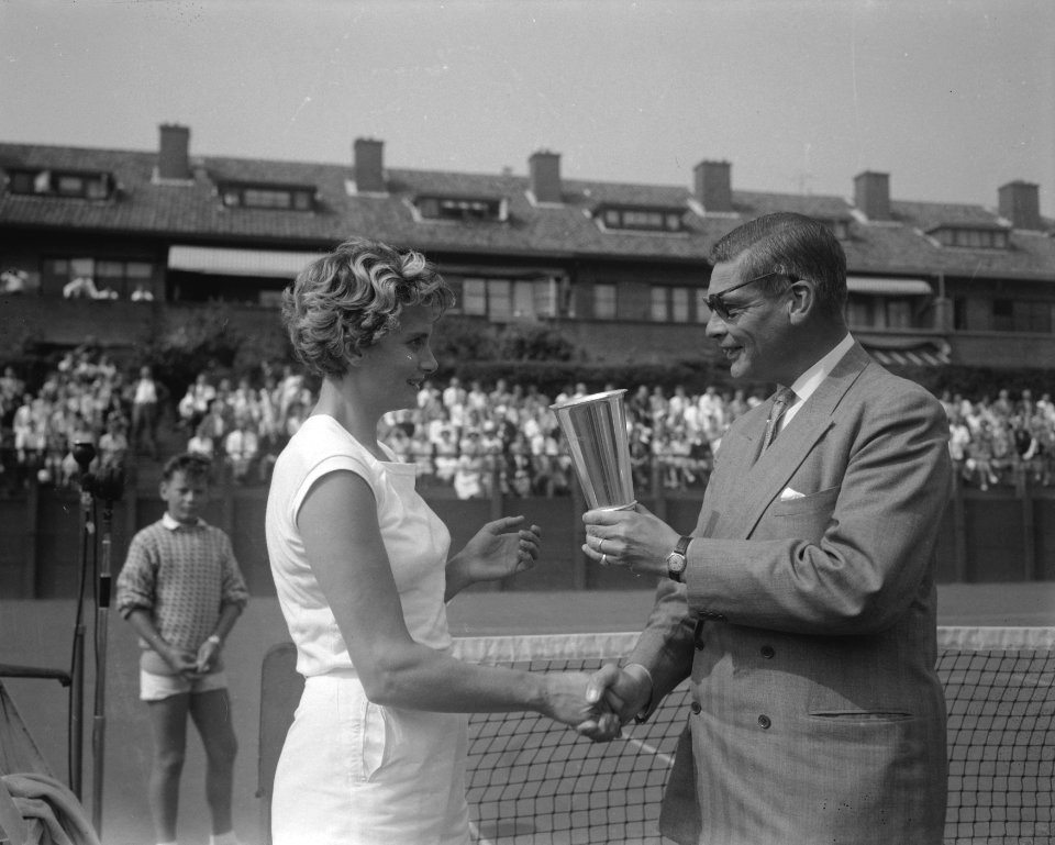 Tenniskampioenschappen op de METS-banen te Scheveningen. mr. E. H. Muntz , voorz, Bestanddeelnr 909-7841