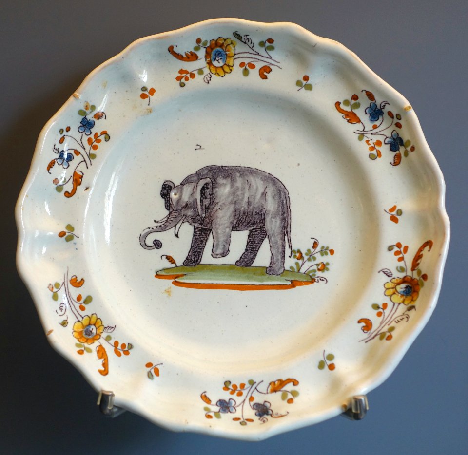 Talavera plate with elephant, probably inspired by the one that Carlos III brought to the Cabinet of Natural History, ceramic - Museo Nacional de Artes Decorativas - Madrid, Spain - DSC08126