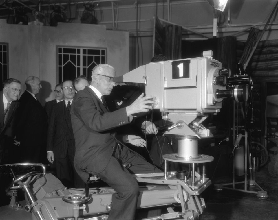 Televisiestudio 3 geopend (waarnemend staatssecretaris Onderwijs Kunst en Wetens, Bestanddeelnr 910-0977