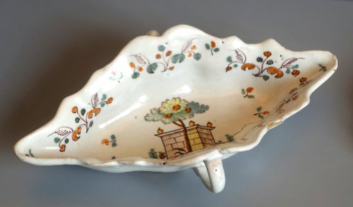 Talavera sauce boat, ceramic - Museo Nacional de Artes Decorativas - Madrid, Spain - DSC08133