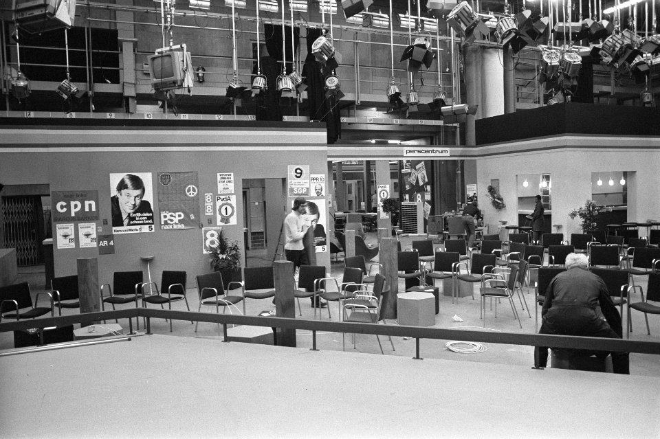 Televisie-studio-I in Hilversum wordt gereed gemaakt voor uitzending ivm verk, Bestanddeelnr 926-0582