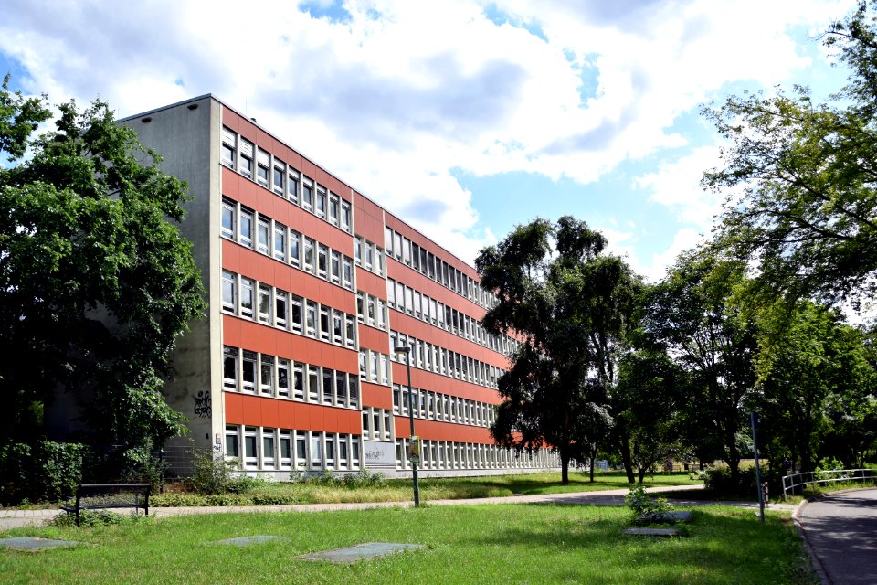 Tagore-Gymnasium in Berlin-Marzahn (Walter-Felsenstein-Straße))