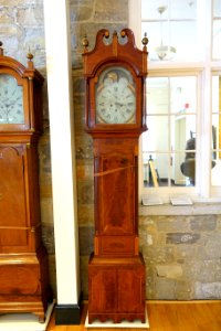 Tall case clock, Daniel Porter (c. 1771-1809), Williamstown MA, 1795-1809, mahogany, mahogany veneer, maple and birch inlays, pine, view 1 - Bennington Museum - Bennington, VT - DSC08810