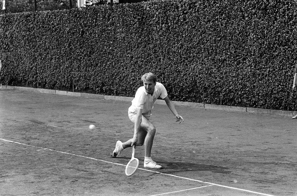 Tennistoernooi in Hilversum, de Nederlander Evert Schneid in actie, Bestanddeelnr 917-9781